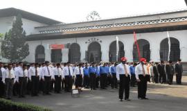 Para peserta upacara yang tergabung pada Komunitas Postel dengan khidmat mengikuti upacara peringatan Hari Bhakti Postel ke-64