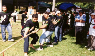 Gambar 7. Lomba tarik tambang antar komunitas Postel Gathering