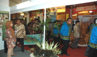 Suasana ruangan Jambi Emas Expo 2012 di Gedung eks MTQ Jambi yang dipenuhi oleh para pengunjung