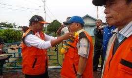 Pengalungan Bunga kepada Bapak Dirjen SDPPI dan Bapak Sutiyoso selaku Ketua Umum ORARI