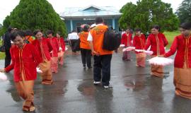 Penyambutan diiringi tarian tradisional oleh masyarakat sekitar