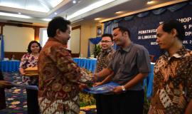 Penyerahan Piagam penghargaan Penatausahaan BMN Terbaik, yaitu UPT Manado, UPT Jambi dan UPT Balikpapan