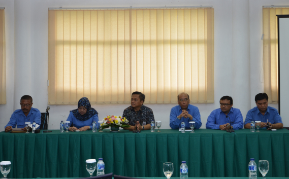 Dirjen SDPPI membuka rapat Evaluasi Kinerja Tahun 2013 Dan Rencana Kerja Tahun 2014 yang didampingi oleh seluruh Eselin 2 di Ditjen SDPPI