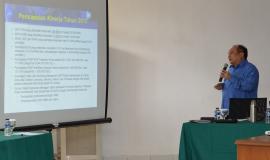 Direktur Operasi Sumber Daya memaparkan mengenai evaluasi kinerja tahun 2013 dan rencana kerja tahun 2014 pada Direktorat Operasi Sumber Daya