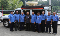 Foto bersama Dirjen SDPPI dengan latar belakang mobil Monitor Frekuensi Radio
