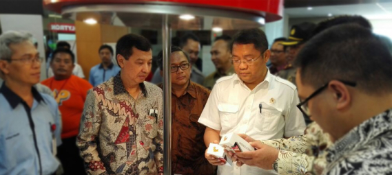 Ilustrasi: Menteri Kominfo Didampingi Dirjen SDPPI dan Pejabat Ditjen SDPPI Mengunjungi Pabrik Ponsel 4G Dalam Negeri