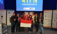 Salah satu Delri, Kepala Pusat Kelembagaan Internasional, Ikhsan Baidirus (kedua dari kiri) berfoto bareng Tim Telkom University (Tel-U) yang berhasil meraih juara II pada ajang University Mobile Challenge (UMC) 2015
