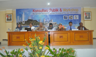 Para Narasumber dan Moderator pada acara Konsultasi Publik dan Workshop Manajemen Sumber Daya dan Perangkat Pos dan Informatika