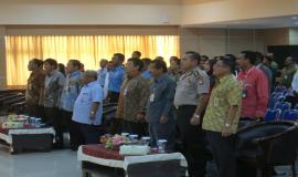 Seluruh peserta sosialisasi menyanyikan lagu kebangsaan Indonesia Raya