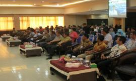Para peserta sosialisasi memperhatikan paparan yang disampaikan oleh narasumber