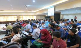 Para peserta sosialisasi memperhatikan paparan yang disampaikan oleh narasumber