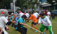 Suporter memberi semangat saat Tim Tarik Tambang SDPPI melawan Tim Setjen