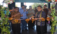 Dirjen Sumber Daya dan Perangkat Pos dan Informatika (Ditjen SDPPI), Muhammad Budi Setiawan (kanan) didampingi Kepala Balai Spektrum Frekuensi Radio Kelas II Kupang, Syamsul B. Siregar (kiri) melakukan pengguntingan pita  menandai diresmikannya gedung baru Balmon Spekfrekrad Kelas II Kupang. (Photo: Catur Joko P)