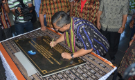 Dirjen Sumber Daya dan Perangkat Pos dan Informatika (Ditjen SDPPI) Muhammad Budi Setiawan  (kanan) menandatangani prasasti Gedung Balai Monitor Spektrum Frekuensi Radio Kelas II Kupang, NTT, Selasa (4/9). Penandatanganan prasasti menandai peresmian gedung baru Balmon Spekfrekrad Kelas II Kupang. (Photo: Catur Joko P)