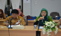 Fidyah Ernawati selaku Kabag Penyusunan Program dan Pelaporan memberikan arahan kepada Tim Penyusun Buku Data Statistik Ditjen SDPPI Semester I Tahun 2015 di Aceh tanggal 10 - 12 September 2015