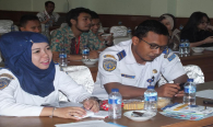 Peserta workshop mendengarkan paparan narasumber