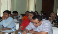 Peserta workshop memperhatikan penjelasan narasumber