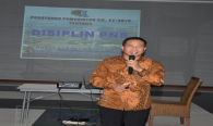 Mamat Rakhmat sebagai Narasumber dari Badan Kepegawaian Negara membahas tentang Pembinaan Disiplin PNS