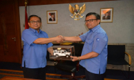Dirjen SDPPI (kiri) menerima prototype Stasiun Monitoring bergerak dari Direktur Pengendalian SDPPI 