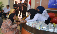 Salah satu tenaga Medis dari Kemkominfo memberikan penjelasan mengenai dosis obat kepada seorang nenek (31/5). Kegiatan pemeriksaan dan pengobatan dilaksanakan dalam rangka peringatan Hari Kebangkitan Nasional yang ke-108 ditujukan kepada masyarakat Desa Hajimena, Lampung Selatan.