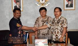 Sekditjen SDPPI, Sadjan (tengah) menyaksikan serah terima untuk Kepala Pos Monitor Spektrum Frekuensi Radio (SFR) Sorong dari Marthin Pangemanan (kanan) kepada Joenaedy Jafar (kiri). Serah Terima jabatan dilaksanakan di Ruang Rapat Dirjen SDPPI Lt..13 Gd.Sapta Pesona Jl. Medan Merdeka Barat No.17 (10/6).