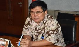 Sekditjen SDPPI, Sadjan (tengah) memberikan arahan usai menyaksikan serah terima jabatan atas dua Kepala UPT Merauke dan Sorong (10/6). Sadjan,  berpesan bahwa dalam melaksanakan tugas semua pegawai Ditjen SDPPI harus sesuai dengan ketentuan yang berlaku.