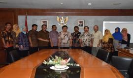 Sekditjen SDPPI photo bersama dengan pejabat baru  serta  para tamu undangan lainnya usai acara serah terima jabatan di Ruang Rapat Dirjen SDPPI Lt.13 Gd.Sapta Pesona Jl. Medan Merdeka Barat No.17 (10/6). Jabatan yang diserah terimakan meliputi kepala Balai Monitor Sprektrum Frekuensi Radio Kelas II Merauke dan kepala Pos Monitoring Spektrum Frekuensi Radio (SFR) Sorong.