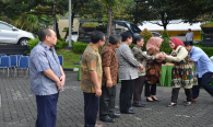 Saling bersalaman memberi dan menerima maaf antara pimpinan dan pegawai