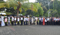 Pegawai membentuk barisan untuk saling bersalaman