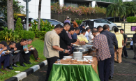 Menikmati hidangan pagi bersama