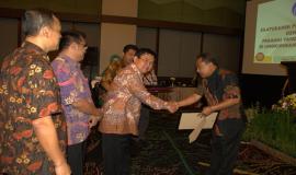 Penyerahan piagam penghargaan kepada Bapak Pudjo Haryono, terakhir menjabat sebagai Kasubag Penyusunan Rancangan Peraturan