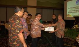 Sesditjen SDPPI, Sadjan, menyerahkan piagam kepada Bapak Slamet yang berdinas terakhir di Bagian Hukum dan Kerjasama.