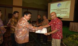 Bapak Dedi Suhanda yang memasuki masa pensiun per tanggal 1 April 2016 menerima piagam penghargaan