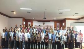 Foto bersama narasumber dan peserta