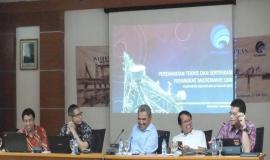 Para narasumber dan moderator (dari kiri ke kanan): Ibnu Mawardi, Kamal M. Saleh, Jhoni Andrean, Hercules Sitorus, dan Budhi Setiyanto