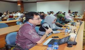 Salah satu peserta mengajukan pertanyaan