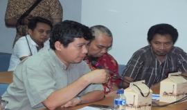 Peserta workshop menyampaikan pertanyaan kepada narasumber