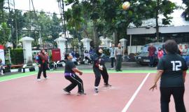 Salah seorang pemain bola Voli dari Tim Ditjen SDPPI  sedang berupaya mengambil bola  dari serve  tim lawan .  Tim Bola Voli Putri Ditjen SDPPI  berhasil  meraih Juara II pada pertandingan tersebut.