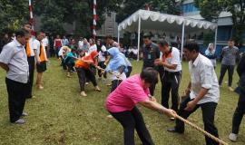 Tampak beberapa supporter menyemangati peserta tarik tambang dari  Ditjen SDPPI yang berupaya untuk memenangkan lomba . Lomba tersebut diselenggarakan dalam rangka  memeriahkan peringatan Kemerdekaan RI yang Ke 71.7