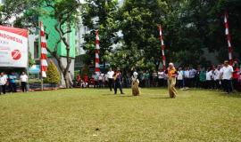Tampak  dua orang peserta lomba balap karung  yang salah satunya dari Ditjen SDPPI (Kanan) bersaing untuk menjadi yang terbaik .