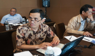 Salah satu peserta dari Direktorat Penataan tampak serius memperhatikan  data-data statistik Semester I yang di tampilkan dilayar (6/10). Rapat Finalisasi Penyusunan Data Sataistik Semester I Tahun 2016 melibatkan seluruh satuan kerja dilingkungan Direktorat Jenderal Sumber Daya dan Perangkat Pos dan Informatika.