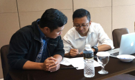 Kasubag Data Pengelolaan Data pada Bagian Perencanaan  Program dan Pelaporan Yessi Arnaz Ferari (kanan) sedang berdiskusi dengan salah satu peserta rapat sesaaat sebelum dimulainya rapat Finalisasi Penyusuan Data Statistik Semester I Tahun 2016 (6/10). Kegiatan yang berlangsung  sehari bertempat di Holel Royal Padjadjaran  tersebut dihadiri oleh perwakilan Satuan Kerja dilingkungan Direktorat Jenderal Sumber Daya dan Perangkat Pos dan Telekomunikasi.