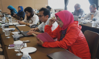 Kepala Sub Direktorat  Konsultasi dan Data Operasi Sumber Daya,  Arifah  (Kiri) mengikuti rapat finalisasi  Data Statistik Semester I Tahun 2016. Rapat Finalisasi Penyusunan Data Sataistik Semester I Tahun 2016 melibatkan seluruh satuan kerja dilingkungan Direktorat Jenderal Sumber Daya dan Perangkat Pos dan Informatika.