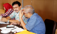 Tampak dua peserta terlibat diskusi serius saat  rapat Penyusunan Data Statistik Semester I Tahun 2016. (6/10) Rapat tersebut mengagendakan pembahasan data-data statistik yang disajikan oleh Tim penyusun  dari Universitas Indonesia sebelum dilakukannya penerbitan dan pencetakan.