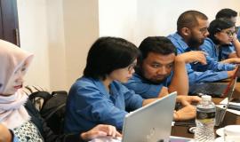 Tampak dua peserta rapat dari Direktorat Operasi terlibat pembicaraan serius terkait dengan pembahasan materi lokakarya. Kegiatan Lokakarya 2017 direncanakan akan diselenggarakan pada minggu ketiga bulan April 2017 (8/2).