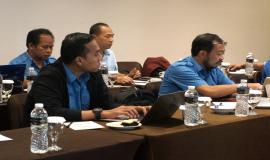 Tampak salah satu staf Bagian Perencanaan Program Dan Pelaporan, Denny Karuniawan (kiri)  mengikuti  rapat persiapan lokakarya 2017. Rapat tersebut  dihadiri oleh perwakilan dari Unit Eselon II di lingkungan kantor pusat Ditjen SDPPI (8/2).