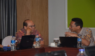 Kasubag Kerjasama, Bagian Hukum dan Kerjasama Setditjen SDPPI, Joanes Palti Saragih (kanan) melakukan diskusi  dengan salah satu peserta rapat dari Kementerian Luar Negeri terkait dengan materi  hasil sidang WRC. (2/3)