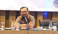 Kasubag pelaksana Anggaran Among Wardoyo, berfoto sesaat sebelum menjadi moderator pada sosialisasi PMK mengenai tata cara revisi anggaran 2017, (9/3).