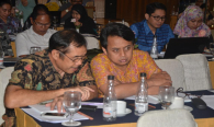 Dua peserta terlibat  diskusi serius  mensikapi penjelasan yang disampaikan oleh narasumber. (9/3).  