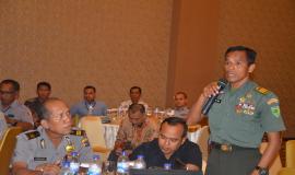 Tampak peserta workshop dari anggota Kodim Marauke mengajukan pertanyaan kepada narasumber (23/3)